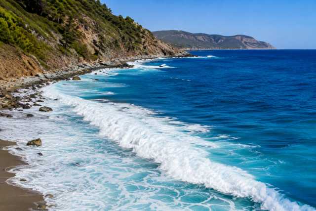 breaking-coastal-waves